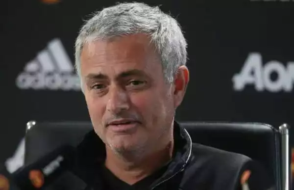 Mourinho tells Manchester United players to “bleed red”